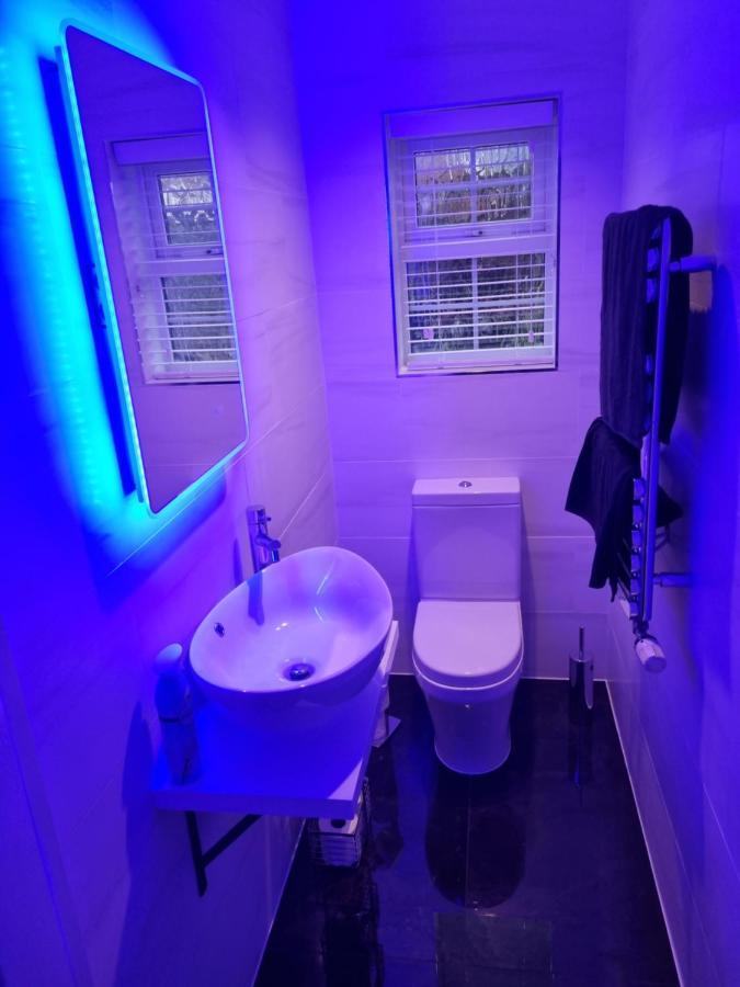 Swindon 6 Deluxe Doubles 2 With En Suite In Large House - No Pets Dış mekan fotoğraf